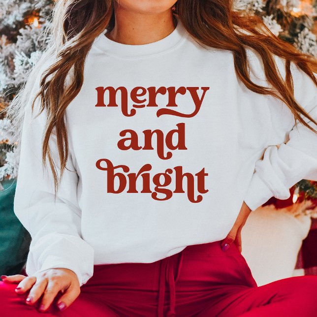 Sweatshirt Typographie du Boho Red Retro | Joyeux et lumineux (A stylish Christmas shirt with retro and boho red typography)