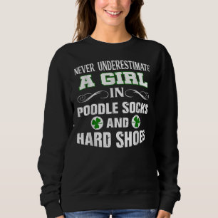 Sweatshirt Une fille en chaussettes de caniche et chaussures 
