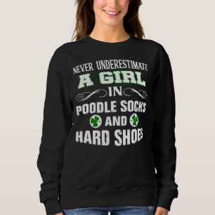 Sweatshirt Une Fille En Chaussettes De Poodle Et Chaussures D