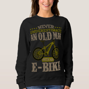 Sweatshirt Vieil Homme à Vélo Électrique Avec Un VAE