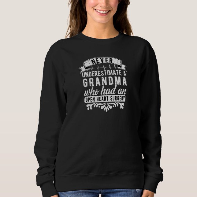 Sweatshirt Womens Never Underestimate A Grandma Who Had A Ope (Devant)