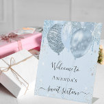 Sweet 16 Baby Blue Ballons Party willkommen Sockelschild<br><div class="desc">Ein blauer Hintergrund. Dekoriert mit Imitaten silberne Glitzer Tropfen,  Glitzern und blauen Ballons. Mit dem Text: Willkommen zu. Personalisieren und fügen Sie einen Namen und das Ereignis hinzu.</div>