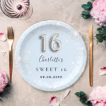 Sweet 16 baby blue silber Glitzer Staubname Pappteller<br><div class="desc">Für eine mädchenhafte und glamouröse süße 16,  16. Geburtstagsfeier. Ein hellblauer Hintergrund mit Imitaten Silberstaub. Personalisieren und fügen Sie einen Namen und ein Datum hinzu. Nummer 16 wird mit einem Schriftart im Ballonstil geschrieben.</div>