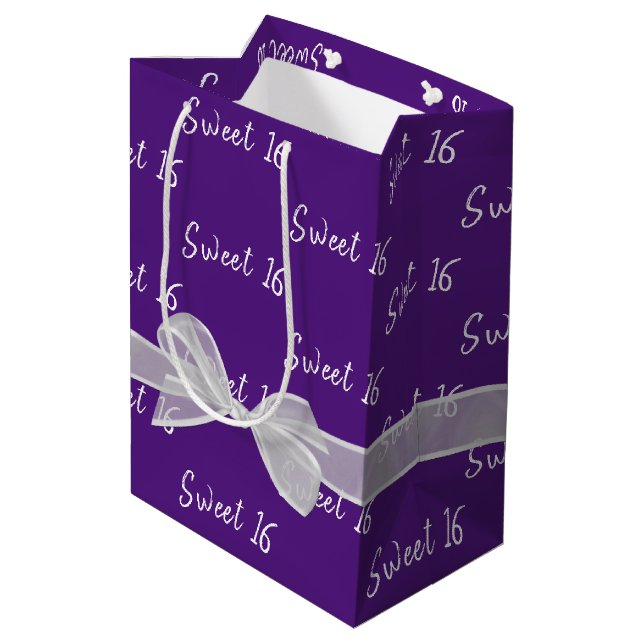 Sweet 16 Birthday Bow auf Lila Mittlere Geschenktüte (Rückseite Schrägansicht)