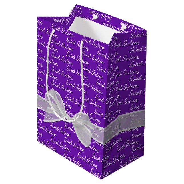 Sweet 16 Birthday Bow auf Lila Mittlere Geschenktüte (Rückseite Schrägansicht)