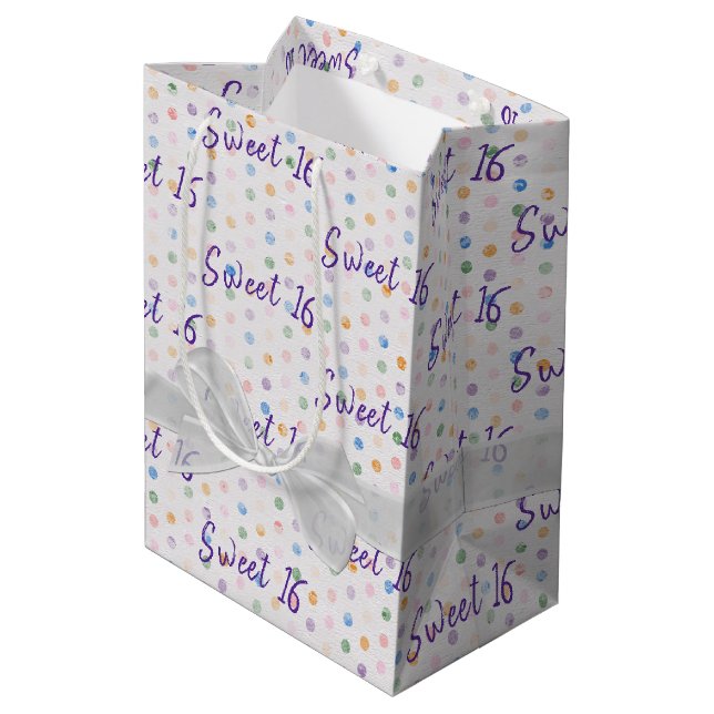 Sweet 16 Birthday Bow auf Polka Dots Mittlere Geschenktüte (Rückseite Schrägansicht)