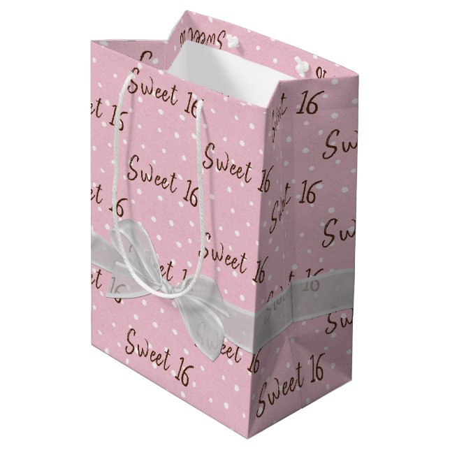 Sweet 16 Birthday Bow auf Polka Dots Mittlere Geschenktüte (Rückseite Schrägansicht)