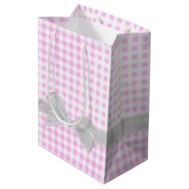 Sweet 16 Birthday Bow on Gingham Medium Geschenkta Mittlere Geschenktüte (Rückseite Schrägansicht)
