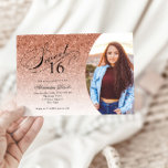 Sweet 16 Birthday Rose Gold Glitzer Glam Foto Einladung<br><div class="desc">Diese trendige Rose Gold Glitzer Geburtstagsfeier lädt mit einer kühnen Typografie-Rubrik und Ihrem LieblingsFoto ein. Fügen Sie den benutzerdefinierten Text mithilfe des Vorlagenformulars hinzu. Zusätzliche Optionen für Text und Layout sind verfügbar,  wenn Sie weitere Anpassungen vornehmen möchten.</div>