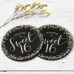 Sweet 16 Black Gold Glitzer Confetti Chic Geburtst Runder Pappuntersetzer<br><div class="desc">"Happy Sweet 16". Feiern Sie ihren Geburtstag mit diesem lustigen, atemberaubenden, einfachen, personalisierten Untersetzer. Gold Glitzer Skript Typografie und Konfetti Overlay einen schwarzen Hintergrund. Personalisieren Sie den benutzerdefinierten Text mit dem Namen Ihrer Tochter. Wählen Sie aus mehreren Formen. Als Set von 6 Jahren verkauft. Ideal für die aufstrebende Fashionista, die...</div>