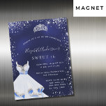Sweet 16 blauen silbernen Glitzer Kleid tiara glam Magneteinladung<br><div class="desc">Eine moderne,  stilvolle und glamouröse magnetische Einladung für eine süße 16.,  16. Geburtstagsparty. Ein dunkelblauer Hintergrund mit Imitaten silberner Glitzer Staub,  ein Tiara und ein Kleid. Die blaue Farbe ist ungleichmäßig. Der Name ist mit einem modernen handgeschriebenen Stilskript geschrieben. Personalisieren Sie Ihre Party-Daten und fügen Sie sie hinzu.</div>