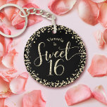 Sweet 16 Chic Black Gold Glitzer Confetti Geburtst Schlüsselanhänger<br><div class="desc">"Happy Sweet 16". Hier ist eine lustige Ergänzung zu ihrem Geburtstag fête! Feiern Sie mit diesem maßgeschneiderten Acryl-Schlüsselanhänger. Gold Glitzer Skript Typografie und Konfetti Overlay einen schwarzen Hintergrund. Personalisieren Sie den benutzerdefinierten Text mit dem Namen Ihrer Tochter. Wählen Sie aus einer kreisförmigen oder quadratischen Form, doppelseitig oder Single. Wunderbar für...</div>