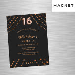 Sweet 16 Goldstars der schwarzen Rose Magneteinladung<br><div class="desc">Für eine elegante Sweet 16,  16. Geburtstagsfeier. Ein schwarzer Hintergrund. Dekoriert mit goldenen Sternen der Rose. Personalisieren und fügen Sie einen Namen,  Party Details,  Geburtsjahr. Der Name wird mit einem handgeschriebenen Stilskript geschrieben</div>