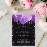 Sweet 16 lila Glitzer-Ballons glamourös Einladung<br><div class="desc">Für einen eleganten Sweet 16,  16. Geburtstag. Ein stilvoller schwarzer Hintergrund. Dekoriert mit lila Imitaten Glitzer und Ballons. Personalisieren und fügen Sie Namen,  Alter und Party Details hinzu. Der Name wird mit einem handgeschriebenen Stilskript geschrieben</div>