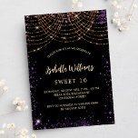 Sweet 16 lila Goldgold Glitzer glamourös Einladungspostkarte<br><div class="desc">Für einen eleganten Sweet 16,  16. Geburtstag. Ein stilvoller schwarzer Hintergrund. Dekoriert mit lila Imitaten goldener Glitzer Staub und goldene Lichtsaiten. Personalisieren und fügen Sie Namen,  Alter und Party Details hinzu. Der Name wird mit einem handgeschriebenen Stilskript geschrieben</div>