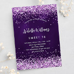 Sweet 16 lila rosa Glitzer glamourös Einladungspostkarte<br><div class="desc">Eine moderne,  stilvolle und glamouröse Einladung zu einer Sweet 16. Geburtstagsfeier. Ein lila Hintergrund mit rosa Imitaten Glitzer,  Konfetti. Die lila Farbe ist ungleichmäßig. Der Name ist mit einem modernen handgeschriebenen Stilskript geschrieben. Personalisieren Sie Ihre Party-Daten und fügen Sie sie hinzu.</div>