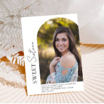 Sweet 16 Minimalistisch Arch Off Center Foto Einladung<br><div class="desc">Diese Einladung zum Geburtstag beinhaltet gemischte Typografie,  Ihr Lieblings-Foto und Ihren eigenen Text. Die Rückseite ist eine solide Farbe,  die Sie ändern oder mehr Fotos und Text hinzufügen können. Verwenden Sie die Vorlage,  um Ihre Informationen hinzuzufügen.</div>