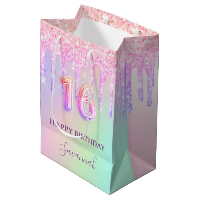 Sweet 16 rosa Glitzer Tropfen holografischer Name Mittlere Geschenktüte (Vorderseite Schrägansicht)