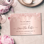 Sweet 16 Rose Gold Glitzer Tropfen Save The Date<br><div class="desc">Eine Freundin und trendig Save the Date für eine Sweet 16,  16. Geburtstagsfeier. Ein feminine Rose goldener Hintergrund mit Rose Gold Imitate Glitzer Tropfen,  Farbe Tropfen aussehen. Personalisieren und fügen Sie Datum und Name/Alter hinzu. Der Text: Save the Date wird mit einem großen angesagten,  handgeschriebenen Stilskript mit Swashes geschrieben.</div>