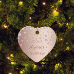 Sweet 16 Rose Golddiamanten Keramik Ornament<br><div class="desc">Ein Ornament für einen mädchenhaften und glamourösen süßen 16. Geburtstag. Ein Imitat Rose Gold Hintergrund mit einem eleganten Imitat Rose Gold Diamanten. Der Text: Der Name ist in dunklem Gold der Rose mit einem modernen handgeschriebenen Schriftsatz geschrieben. Tempate für ein Datum und Alter von 16. Perfekt als Party Dekoration, Gunst,...</div>