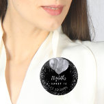 Sweet 16 Schwarz-Silber-Glitzer-Ballons Button<br><div class="desc">Ein schicker schwarzer Hintergrund. Dekoriert mit Imitaten silberne Glitzer Tropfen,  Farbe Tropfausdruck,  Glitzer und Ballons. Personalisieren Sie den Namen,  das Alter und das Datum und fügen Sie ihn hinzu.</div>