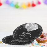 Sweet 16 Schwarz-Silber-Glitzer-Ballons Pappteller<br><div class="desc">Ein schicker schwarzer Hintergrund. Dekoriert mit Imitaten silberne Glitzer Tropfen,  Farbe Tropfausdruck,  Glitzer und Ballons. Personalisieren Sie den Namen,  das Alter und das Datum und fügen Sie ihn hinzu.</div>