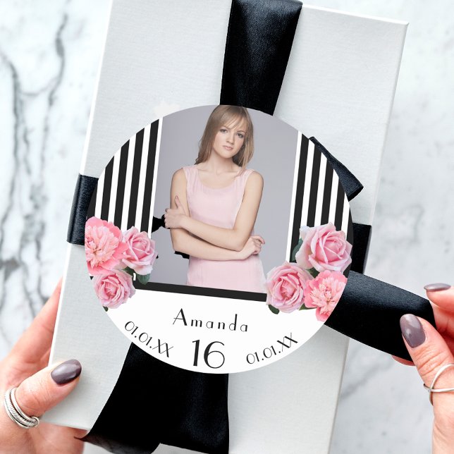 Sweet 16 Schwarz-weiße Streifen Blume Foto Runder Aufkleber (Von Creator hochgeladen)
