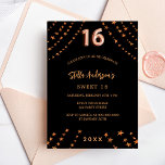 Sweet 16 schwarze Rose goldene Sterne elegant Einladungspostkarte<br><div class="desc">Für eine elegante Sweet 16,  16. Geburtstagsfeier. Ein schwarzer Hintergrund. Dekoriert mit goldenen Sternen der Rose. Personalisieren und fügen Sie einen Namen,  Party Details,  Geburtsjahr. Der Name wird mit einem handgeschriebenen Stilskript geschrieben</div>
