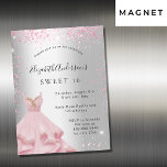Sweet 16 silber rosa Kleid Glitzer Luxus Magneteinladung<br><div class="desc">Ein moderner,  stilvoller und glamouröser Einladungs-Magnet für eine süße 16.,  16. Geburtstagsparty. Ein Imitat silber metallisch aussehender Hintergrund mit rosa Imitat Glitzer Staub und ein Kleid. Der Name ist mit einem modernen handgeschriebenen Stilskript geschrieben. Personalisieren Sie Ihre Party-Daten und fügen Sie sie hinzu.</div>