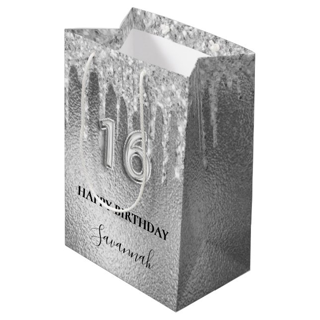 Sweet 16 silberne Glitzer Tropfen monogramm 16. Mittlere Geschenktüte (Rückseite Schrägansicht)