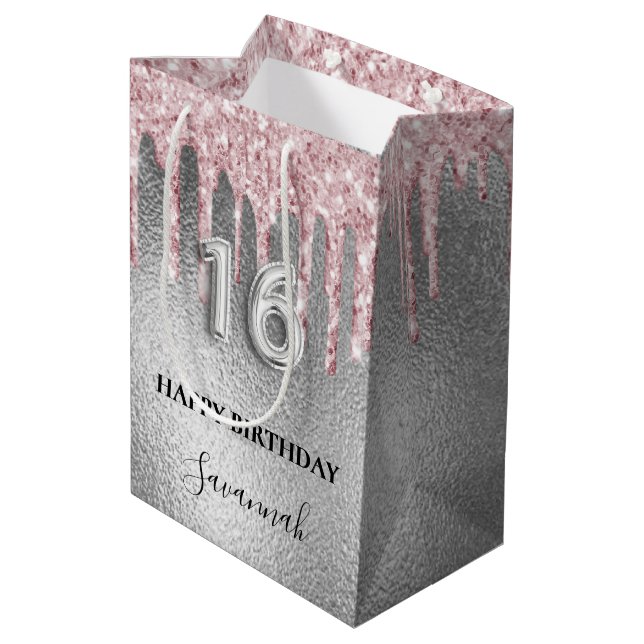 Sweet 16 silberne Glitzer Tropfen rosa Monogramm 1 Mittlere Geschenktüte (Rückseite Schrägansicht)