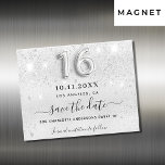 Sweet 16 silbernes Glitzer Party speichern Sie den Magnetkarte<br><div class="desc">Eine Save the Date und trendige Magnetkarte für eine Sweet 16,  16. Geburtstagsparty. Ein Imitat silber aussehender Hintergrund mit Imitaten Glitzer Tropfen,  Farbe Tropfausdruck. Personalisieren und fügen Sie Datum und Namen hinzu. Schwarze Buchstaben. Der Text: Save the Date ist mit einem großen angesagten,  handgeschriebenen Stilskript geschrieben.</div>