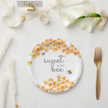 Sweet as can bebe Hummelpapier Teller<br><div class="desc">Honigwaben & Hummeln bringen dieses schlichtweg süße Design zusammen. Genießen Sie Ihre Babydusche stilvoll mit unserem individuell anpassbaren Hummeldesign - dieses atemberaubende Design kann personalisiert sein,  Babyduschen,  Geburtstage und vieles mehr widerzuspiegeln! Es ist völlig geschlechtsneutral.</div>