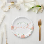 Sweet as Peach Geburtstag Pappteller<br><div class="desc">Machen Sie Ihre Feier mit unseren "Sweet as a Peach" Geburtstagspapier-Tellern angenehm. Diese Teller mit bezaubernden Pfirsichdesigns und bezaubernden Grafiken fügen Ihrer Geburtstagsparty eine festliche Touch hinzu. Sie sind perfekt für Leckereien geeignet und vereinen die Praxisnähe mit einem hübschen, stilvollen Flair. Wählen Sie unsere pfirsichfarbenen Teller, um Ihre Dekoration zu...</div>