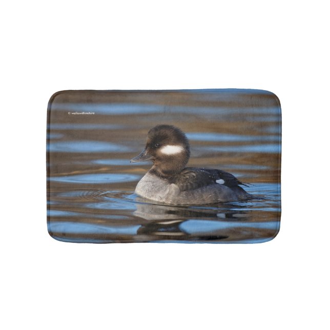 Sweet Bufflehead Duck in sonnenbeleuchteten Gewäss Badematte (Vorderseite)