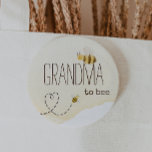 Sweet Bumblebee Baby Shower Oma to Bee Button<br><div class="desc">Mit dem Bienenknopf stellen wir Ihnen unsere Baby-Dusche vor, die perfekt für ein genussvolles, geschlechtsneutrales Fest ist! Dieses fröhliche Design zeichnet sich durch ein bezauberndes Hummelthema aus, das sich durch Wege zum süßen Herzen zieht und eine skurrile, boho-inspiriert Aquarellszene schafft, die sich ideal eignet, um kleine Jungen oder Mädchen auf...</div>