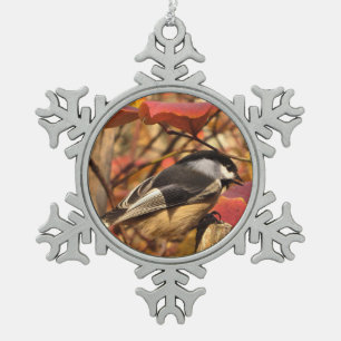 Sweet Chickadevogel in rosa und roten Herbstblätte Schneeflocken Zinn-Ornament