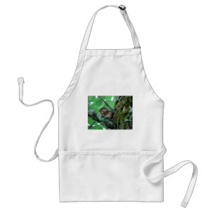 Sweet Chipmunk in einem Baumkleid und Geschenke Schürze