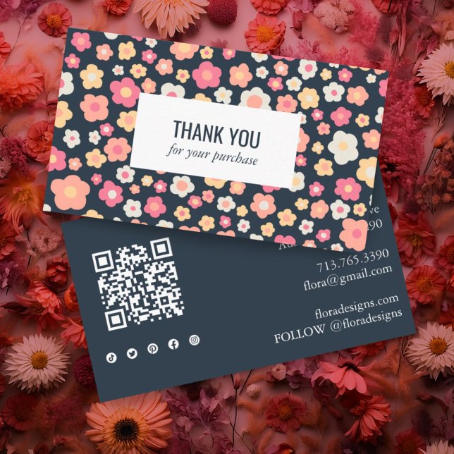 Sweet Daisies Floral QR Code Soziales Symbol Viele Visitenkarte (Thank you for your order enclosure business card with daisy pattern, social icons and QR code. )