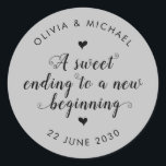 Sweet Ending New Beging Wedding Silver Gray Runder Aufkleber<br><div class="desc">Ein klassischer Black Danke You Wedding Sticker mit "A sweet end to a new begin" in einer rustikalen modernen eleganten Schriftart Kalligraphie. Sie können es einfach mit Ihren Namen und Hochzeitsdatum personalisiert.</div>