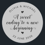 Sweet Ending New Beging Wedding Silver Gray Runder Aufkleber<br><div class="desc">Ein klassischer Black Danke You Wedding Sticker mit "A sweet end to a new begin" in einer rustikalen modernen eleganten Schriftart Kalligraphie. Sie können es einfach mit Ihren Namen und Hochzeitsdatum personalisiert.</div>