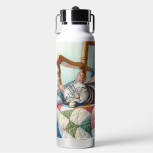 Sweet Gray Cat Sleeping on a Quilt Trinkflasche