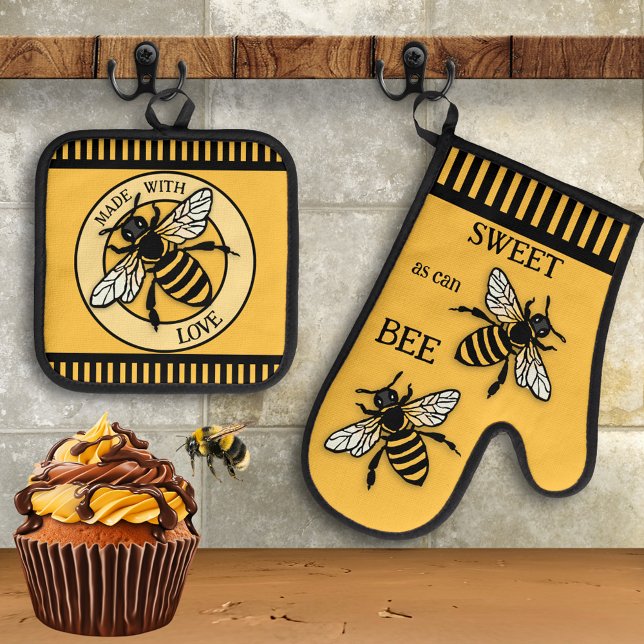 Sweet Honey Bee Ocher Black Ofenhandschuh & Topflappen-Set (Oven mitt and pot holder set featuring honey bees on an ocher black design - baking - chef - pastry)