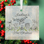 Sweet Jungle Foto Baby's First Christmas Ornament Aus Glas<br><div class="desc">Niedliches Baby's erste Weihnachtsschmuck die süßesten kleinen Dschungeltiere Set auf einem blauen Damast Hintergrund.</div>