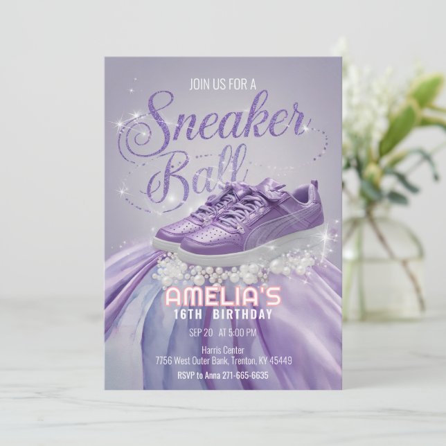 Sweet Lavender Birthday Sneaker Ball Party Einladung (Stehend Vorderseite)