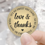 Sweet Liebe & Danke Script Black & Gold Imitate Fo Runder Aufkleber<br><div class="desc">Fügen Sie eine personalisierte Touch zu Gastgeschenke und danke Ihnen Notizen mit benutzerdefinierten "Liebe und Dank" rund Aufkleber / Umschlag Aufkleber. Sämtliche Formulierungen auf dieser Vorlage sind einfach für jeden Anlass, wie Hochzeit, Brautparty, Abschluss, Geburtstagsparty, Jubiläum oder Pensionierung anzupassen. Das Schwarz-Gold-Imitat-Design zeichnet sich durch moderne Script-Kalligraphie in der Mitte und...</div>