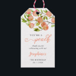 Sweet Little Peach Birthday Party Geschenkanhänger<br><div class="desc">Rustikales und modernes Pfirsichthema Geburtstagsfeier Gunst-Tag mit einer Aquarell-Illustration der Gartenfrucht auf einem Baumzweig. Der Text oben sagt: "Du bist ein Pfirsich. Danke,  dass du mit mir gefeiert hast!" Ideal für das Party eines Mädchens.</div>