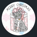 Sweet Merry Christmas Gray Kitten Pink Present Runder Aufkleber<br><div class="desc">Adorable festliche Kätzchen in rosa Bogen spielen mit einem Weihnachtsschmuck mit einer extravaganten rosa Geschenkboxen in ihrer Rückseite.</div>