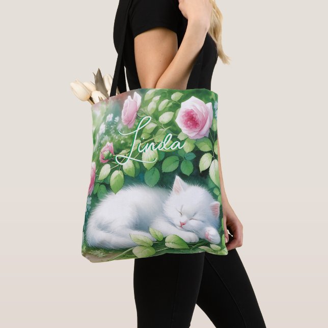 Sweet Napping White Kitten unter der Rose Bush Tasche (Von Nahem)