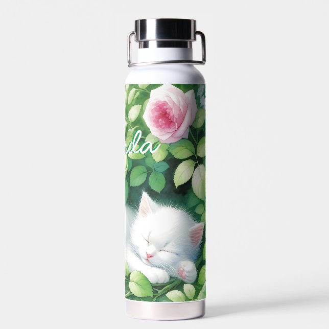 Sweet Napping White Kitten unter der Rose Bush Trinkflasche (Rückseite)